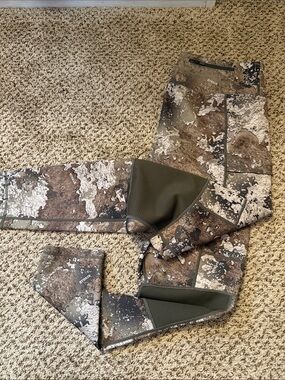 These SHE Outdoor women's trail pants with camo pattern and reinforced knee